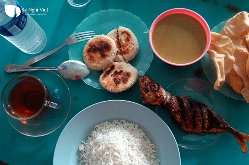 mot-bua-an-cua-nguoi-dan-dia-phuong-du-lich-Maldives