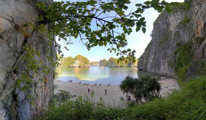 bai-tam-nho-noi-du-khach-den-khu-Cong-La-co-the-vui-choi-du-lich-Ha-Long