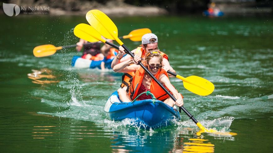 Vietnam - Halong_bay-Kayak