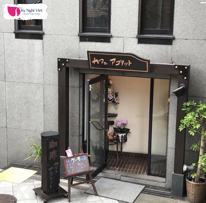 ben-ngoai-quan-cafe-xinh-dep-du-lich-Nhat-Ban