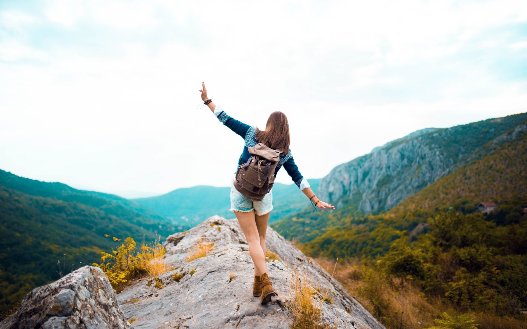 ban-gai-thich-di-du-lich