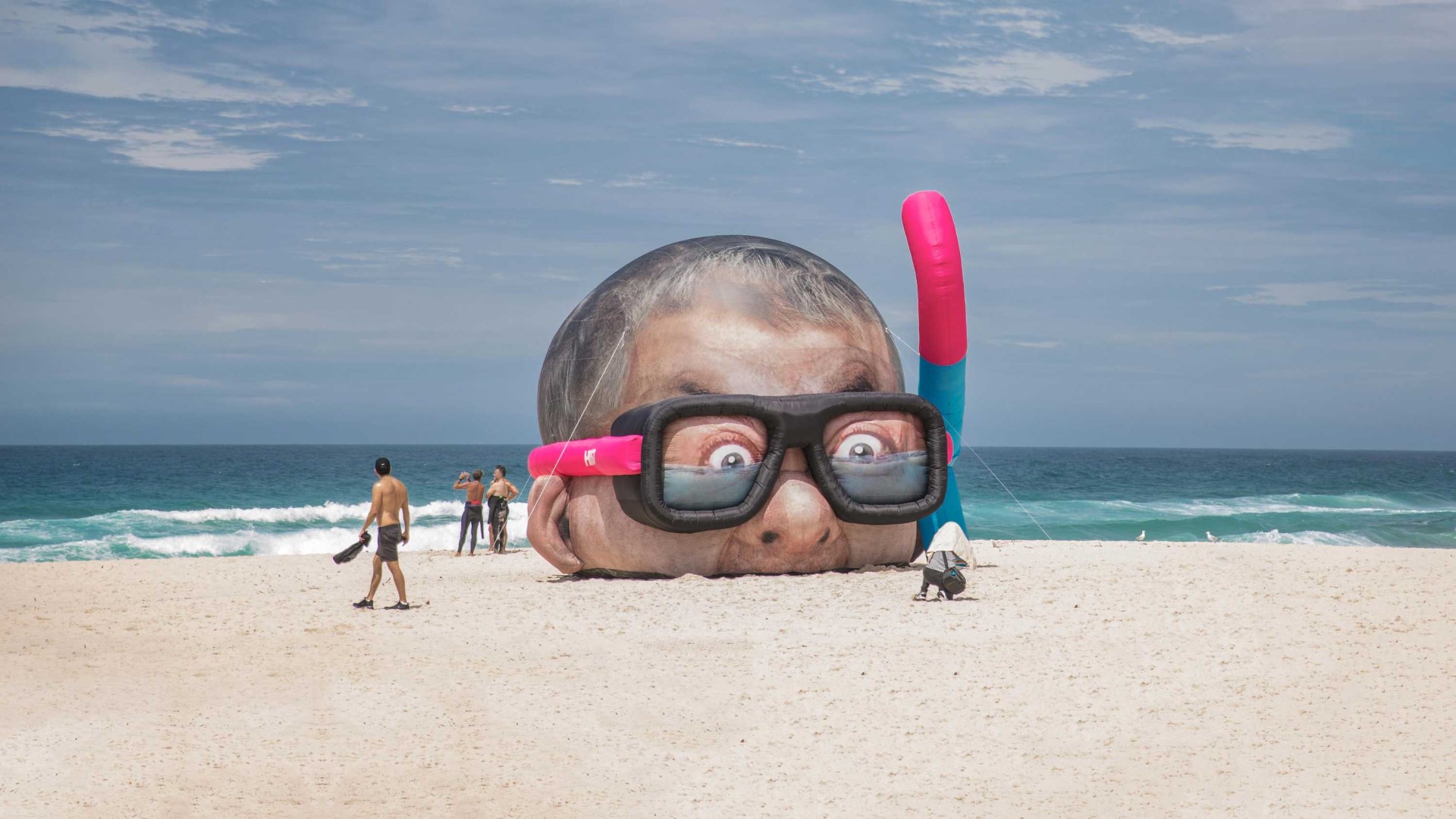 damien-hirst-looking-for-sharks-by-cool-shit-data-tac-pham-dieu-khac-ben-bo-bien-du-lich-Uc