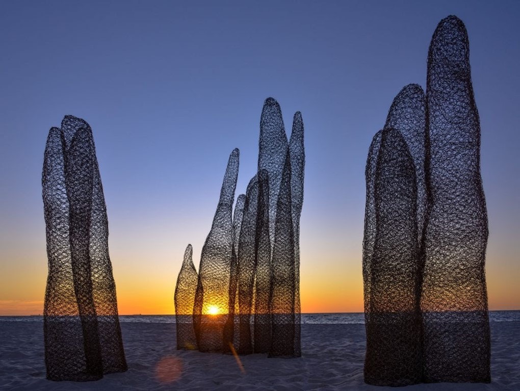 echo-tac-pham-dieu-khac-ben-bo-bien-du-lich-Uc