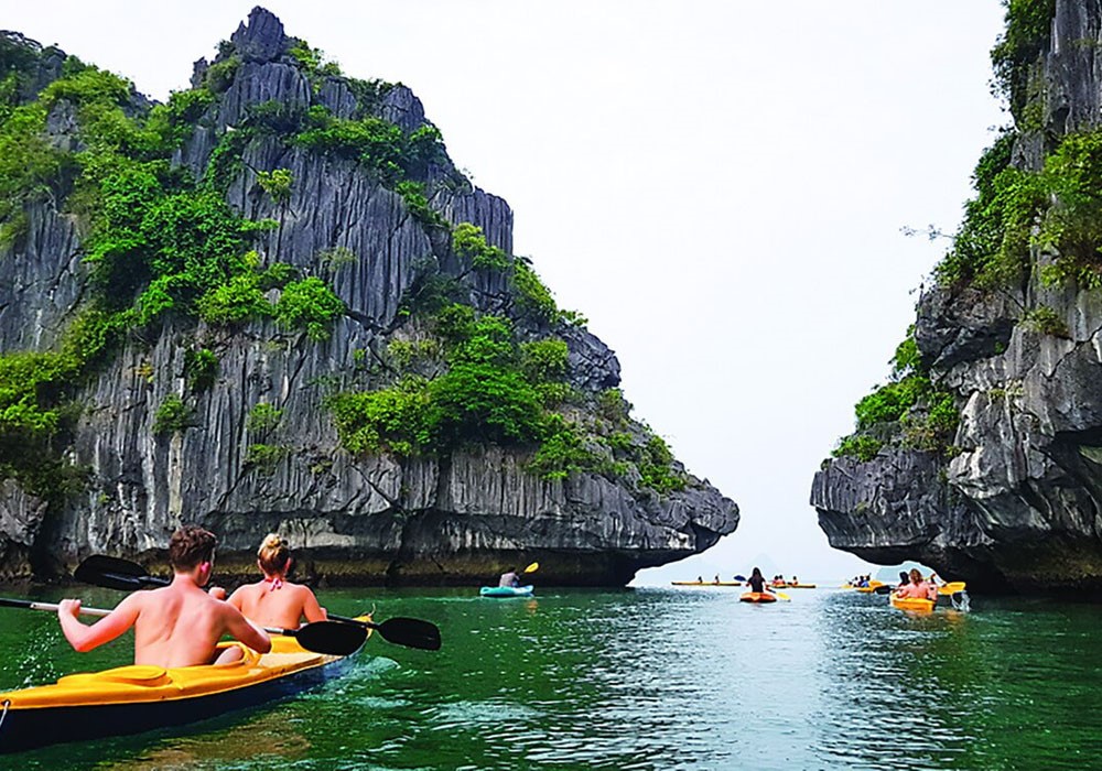 Vinh-Lan-Ha-cheo-thuyen-Kayak