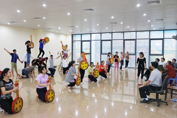 cac-nhan-vien-nhiet-huyet-tap-van-nghe-de-chuan-bi-cho-su-kien-year-end-party