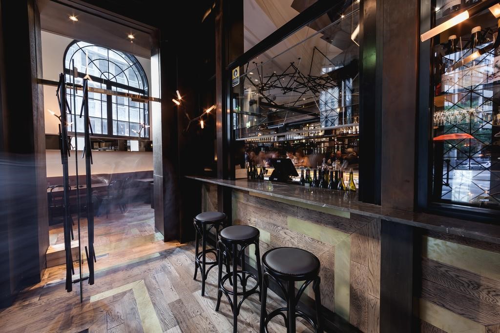 quan-bar-tai-khach-san-radisson-blu-plaza