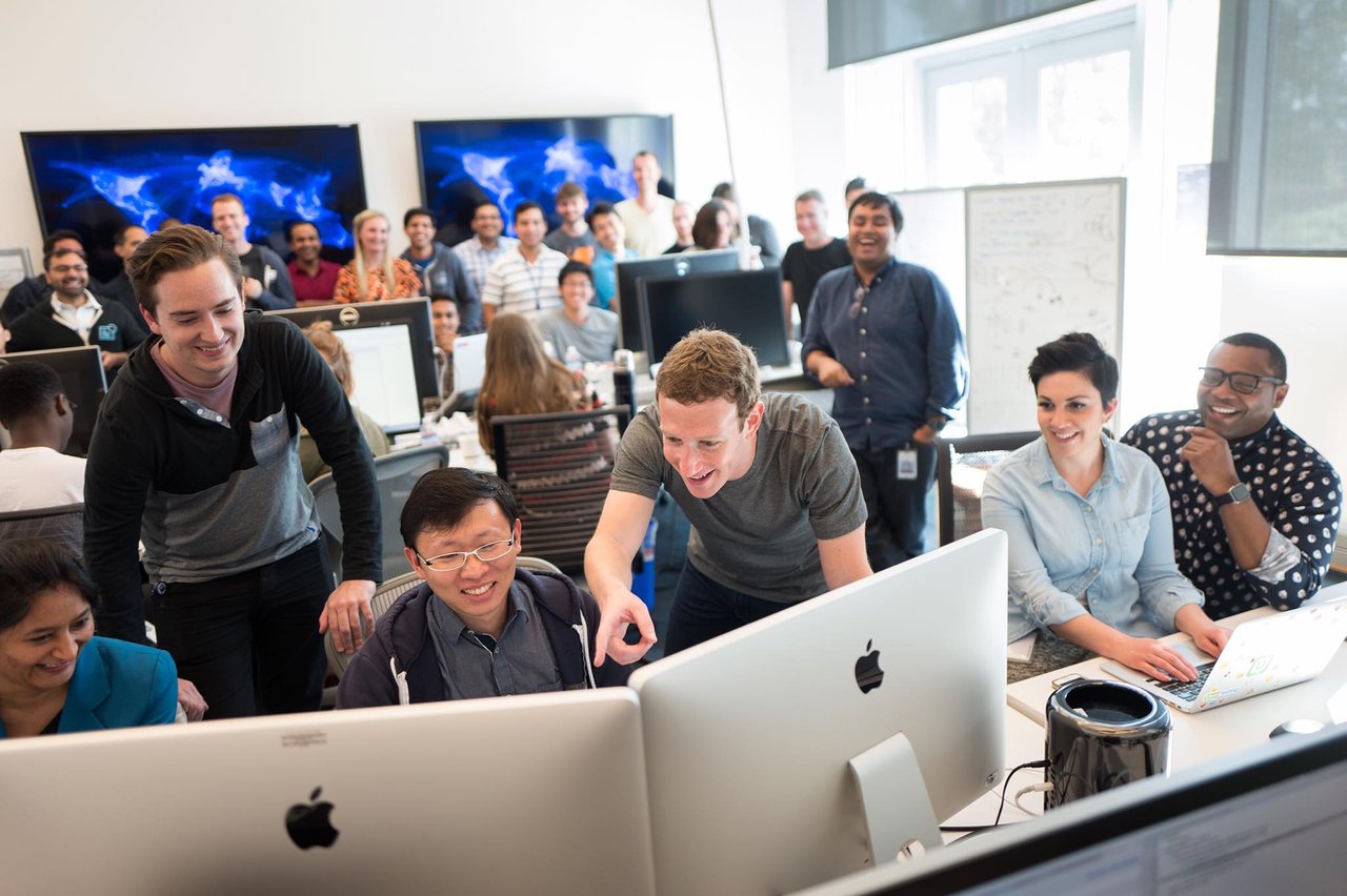 facebook-office-employee-van-hoa-doanh-nghiep-xay-dung