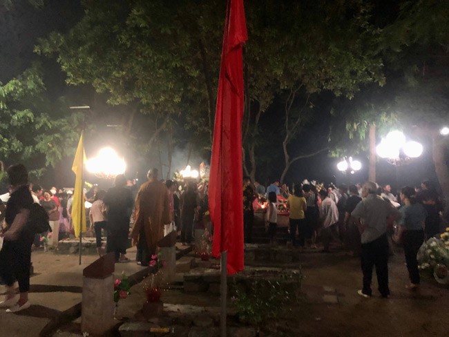 den-nghia-trang-luc-nua-dem