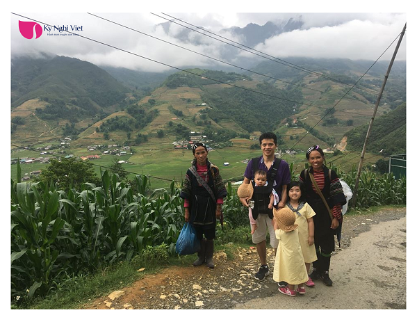 ca-gia-dinh-di-du-lich-den-ban-Lao-Chai-cre-FB-Minh-Trang-Nguyen